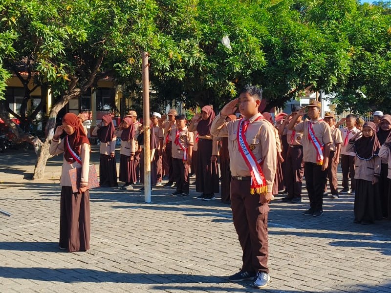 UPACARA MEMPERINGATI HARI PENDIDIKAN