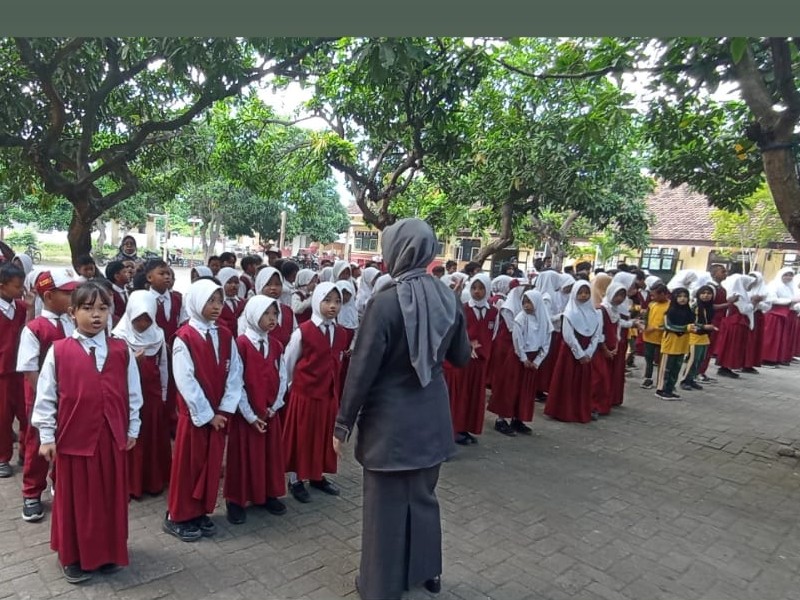 MENYANYIKAN LAGU NASIONAL DAN LAGU DAERAH